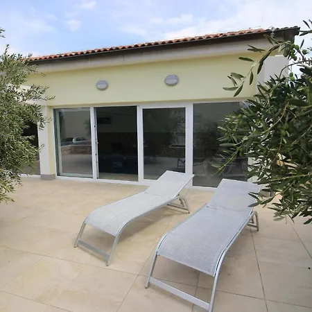Apartment Stunning In With Wifi Mandre